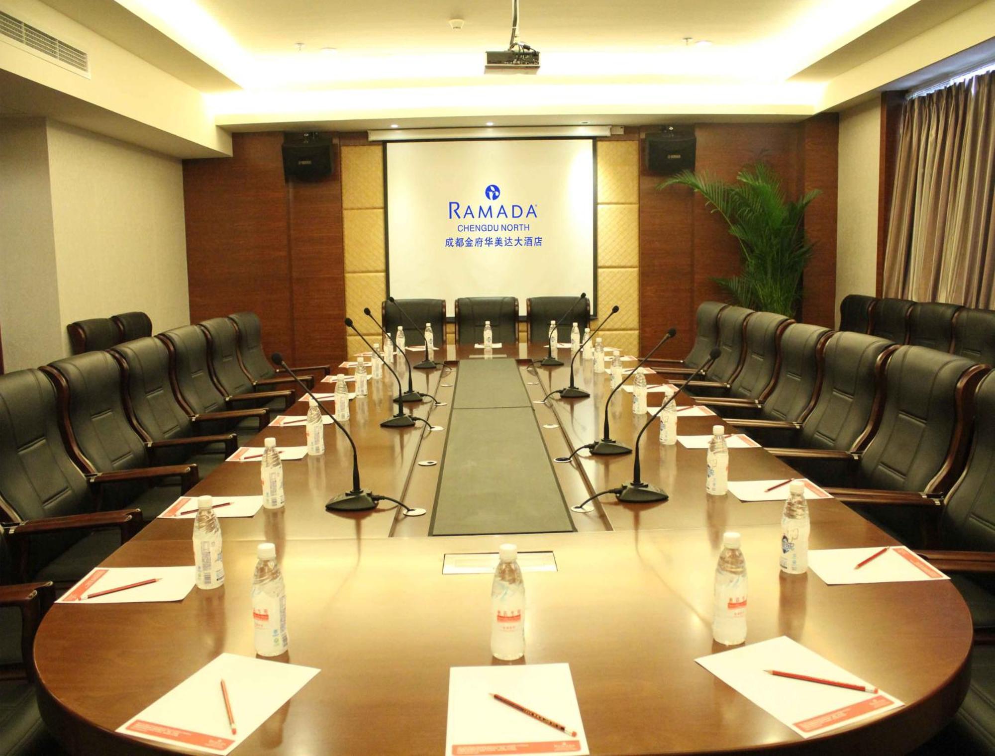 Отель Ramada Chengdu North Экстерьер фото