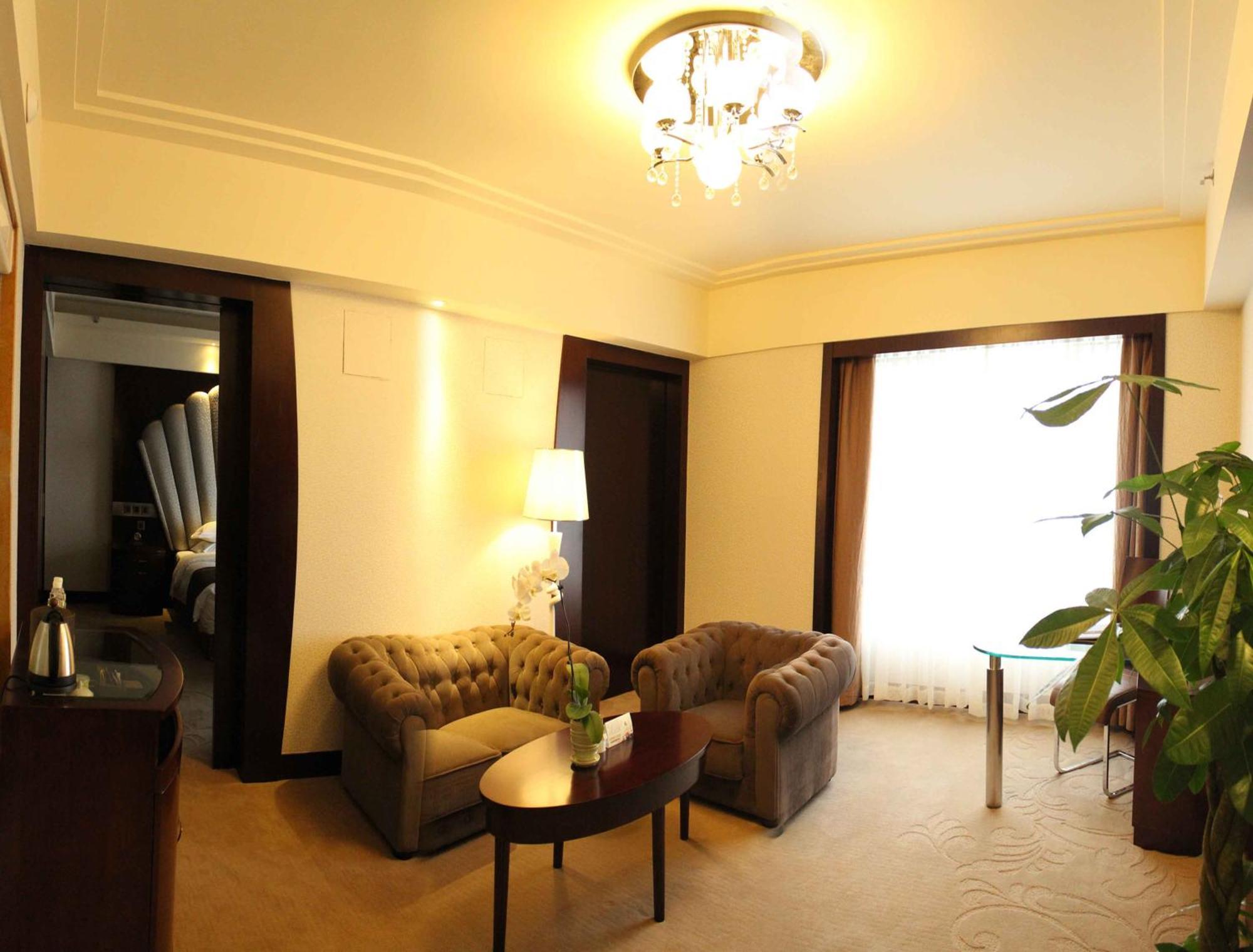 Отель Ramada Chengdu North Экстерьер фото
